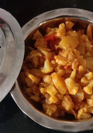 ફ્લાવર બટાકા નુ શાક (Flower Bataka Shak Recipe In Gujarati) રેસીપી મુખ્ય ફોટો
