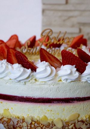 Fehércsokis eper-mangó torta recept fotója