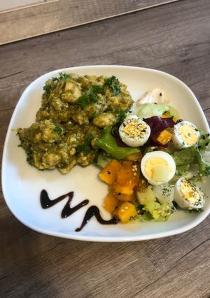 Zöld pesztós csirke, fürjtojásos salátával recept fotója