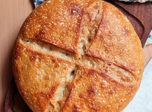 Una foto de Pan de masa madre 🥖 Harina común, agua, sal y lenta fermentación ♥️