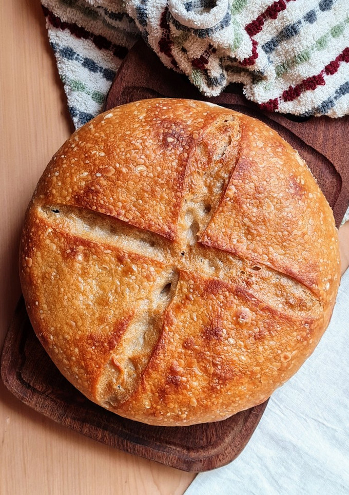 Una foto de Pan de masa madre 🥖 Harina común, agua, sal y lenta fermentación ♥️