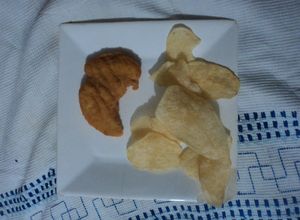 Una foto de Pechuguitas empanizadas con doritos y papas doradas caseras o de bolsa