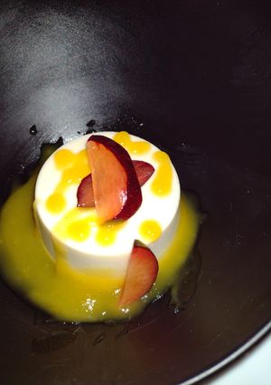 Una foto de Panna cotta con coulis de mango