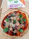 Pizza de jamón serrano y tomates cherry