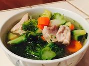 Una foto de caldo de pollo con verduras