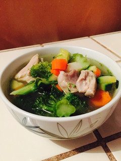 Una foto de Caldo de Pollo con Verduras