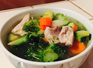 Una foto de Caldo de Pollo con Verduras
