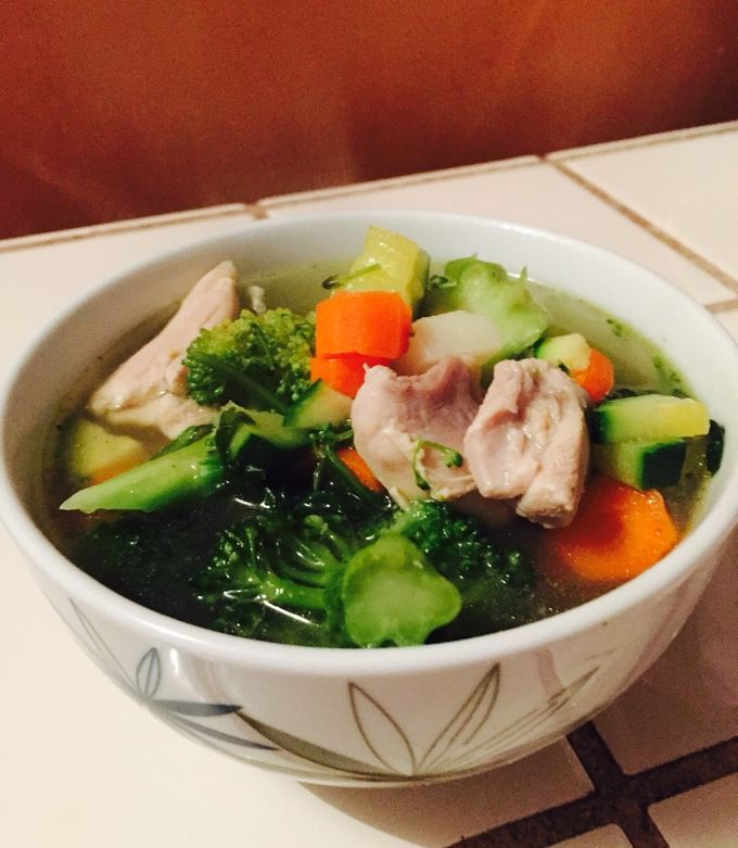 Una foto de Caldo de Pollo con Verduras