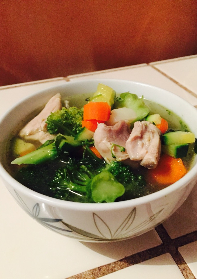 Una foto de Caldo de Pollo con Verduras