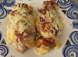 Una foto de Pechuga de pollo con tocino 🥓 y queso 🧀