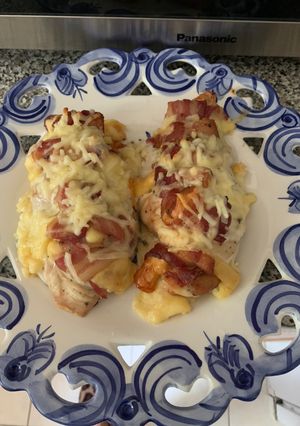 Una foto de Pechuga de pollo con tocino 🥓 y queso 🧀