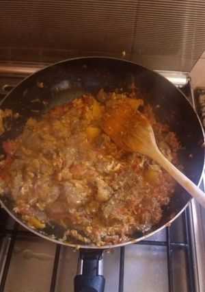 Una foto de Carne con verduras y huevo