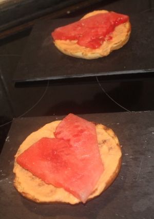 Una foto de Garbanzos con tomate, melón y sandía
