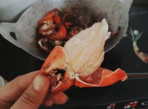 Hình của món Cua rang me chua ngọt cả chồng, cả con tranh nhau ăn.