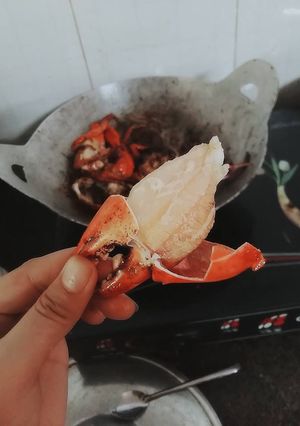 Hình của món Cua rang me chua ngọt cả chồng, cả con tranh nhau ăn.