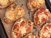 Une photo de bruschetta au oignons