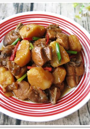 [洋蔥馬鈴薯燒雞]下飯的家常菜 的食譜成品照片