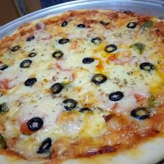 A picture of Chicken Tikka Pizza.