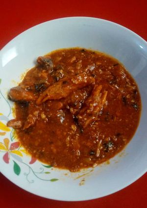 A picture of Fresh tomatoes and okro sauce.