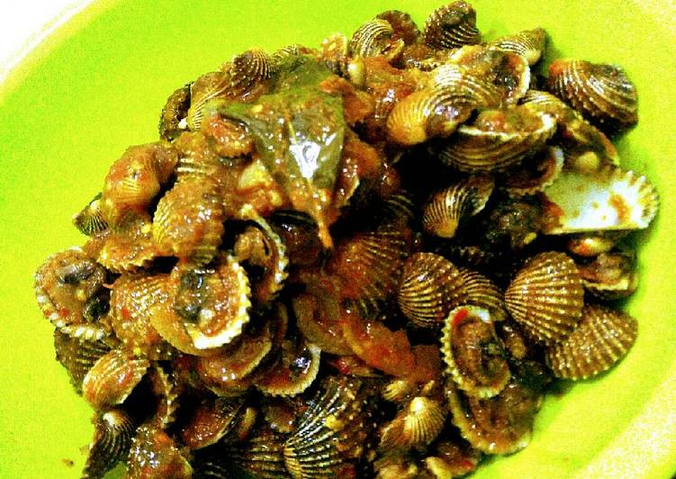 Bagaimana Menyiapkan Kerang dara saus padang super pedas yang Lezat