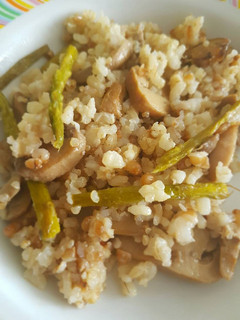Una foto de Arroz integral con espárragos verdes y champiñones