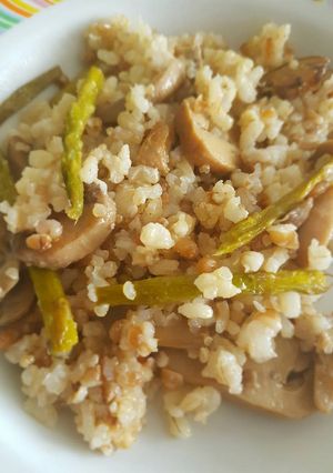 Una foto de Arroz integral con espárragos verdes y champiñones