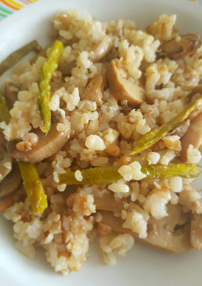 Una foto de Arroz integral con espárragos verdes y champiñones