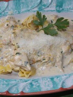 Una foto de Pasta rellena con salsa de pollo