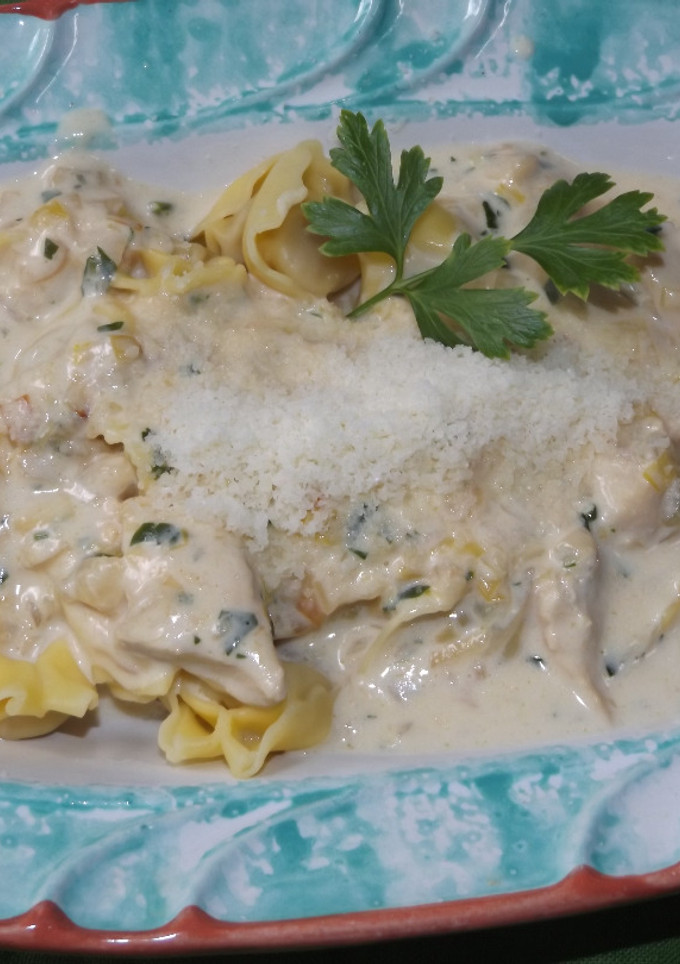 Una foto de Pasta rellena con salsa de pollo