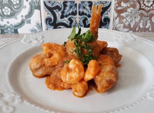Una foto de Rape en salsa de langostino