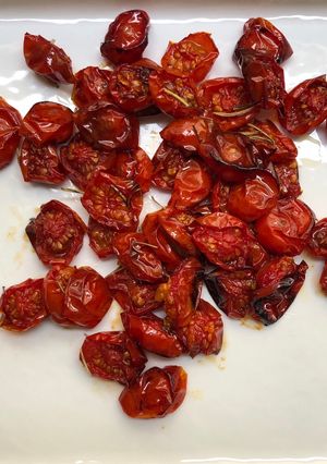 Une photo de Tomates confites au four