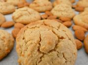 Una foto de galletas de almendras