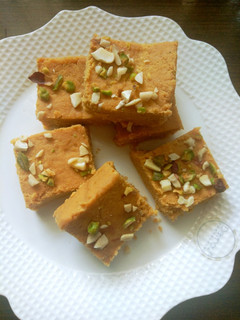 बेसन की बर्फी (Besan ki barfi recipe in hindi) रेसिपी मुख्य फोटो