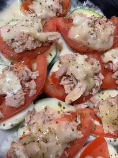 Una foto de Calabacín con tomate, bonito y queso