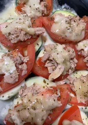 Una foto de Calabacín con tomate, bonito y queso