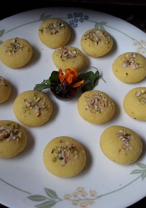 होममेड पेढे कृष्ण जन्माष्टमी साठी (homemade peda recipe in marathi) रेसिपी चे मुख्य फोटो 