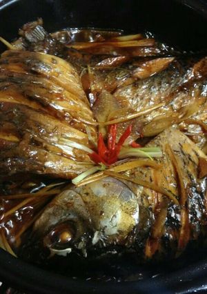 A picture of Vietnamese Braised Fish in Clay Pot (Cá kho tộ).