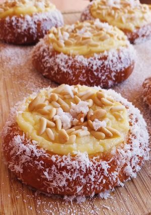 Foto principal de Bollitos brioche con crema, piñones y coco