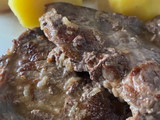 Bistec con ajo y papas cocidas