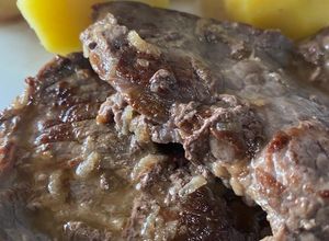 Una foto de Bistec con ajo y papas cocidas