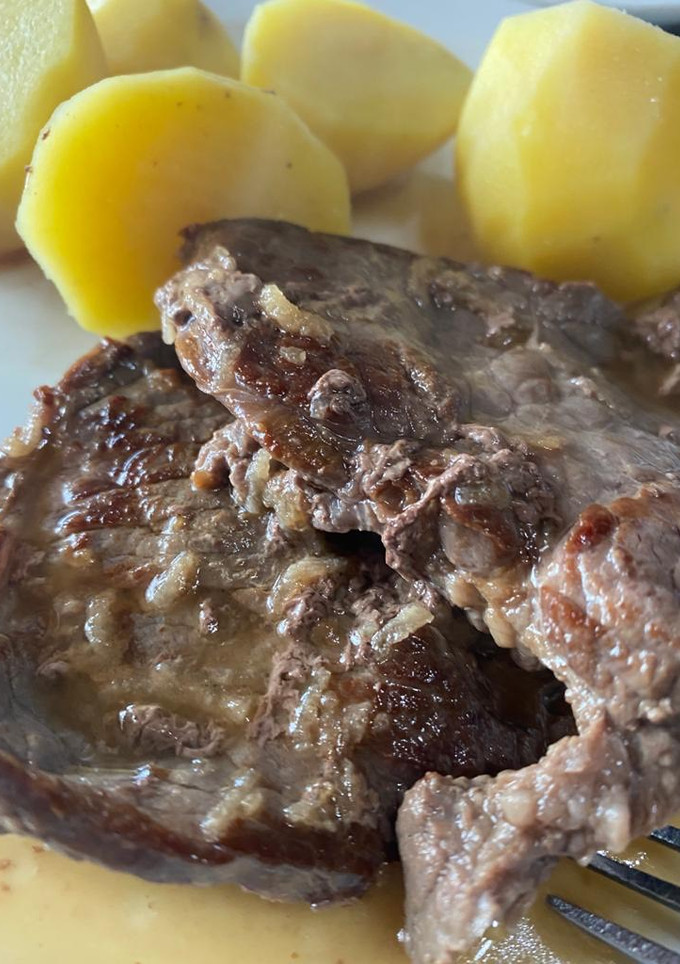 Una foto de Bistec con ajo y papas cocidas