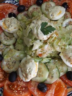 Una foto de Ensalada de tomates con mayonesa de aguacate y cebollino