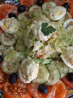 Foto principal de Ensalada de tomates con mayonesa de aguacate y cebollino