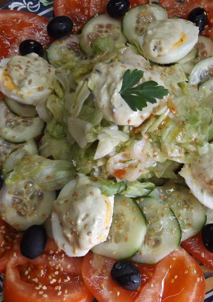 Una foto de Ensalada de tomates con mayonesa de aguacate y cebollino