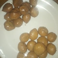A picture of 2 ingredients mini donuts.