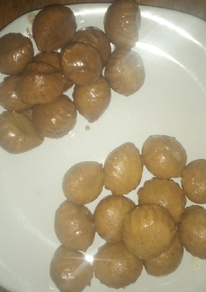 A picture of 2 ingredients mini donuts.