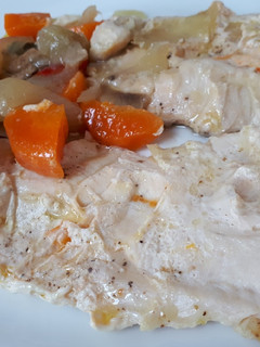 Una foto de Pechuga de pollo al horno con verduras