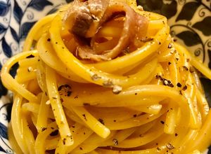 Foto di Spaghettone alla carbonara di acciughe