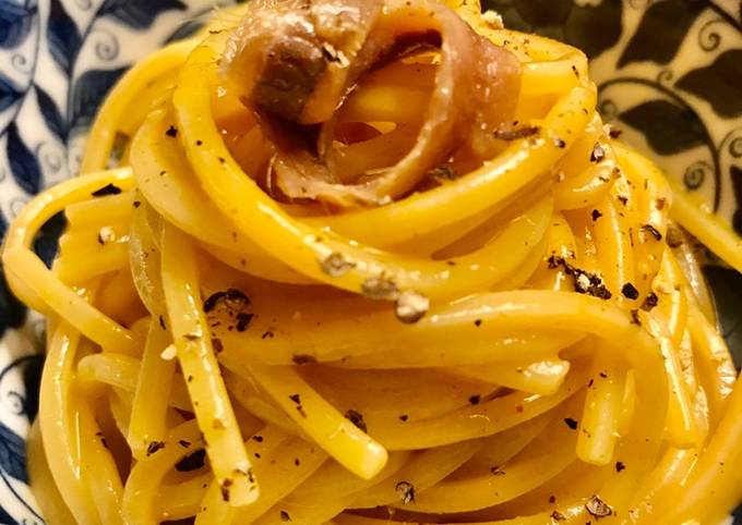 Spaghettone alla carbonara di acciughe