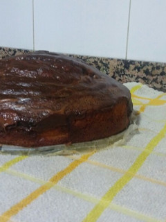 Una foto de Bizcocho de dos colores y chocolate por encima